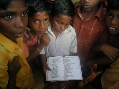 子どもたちとタミル語の教科書