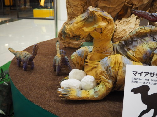 卵を抱えたお母さん恐竜