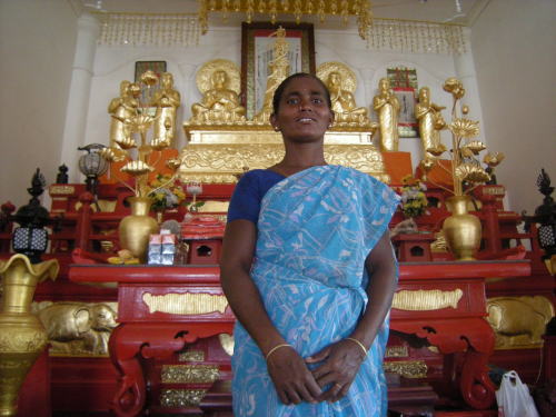 仏壇とインドのオネーサン