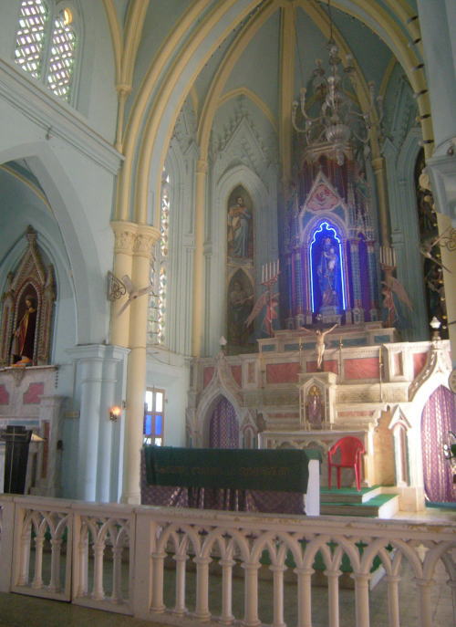 キリスト教の教会の厳かな祭壇