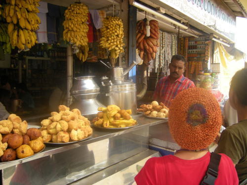 インドのお菓子と果物