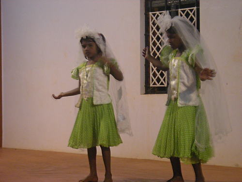 インドの子どもたちの踊り