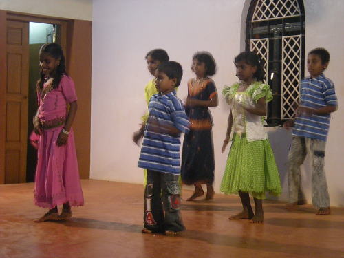 インドの子どもたちの踊り３