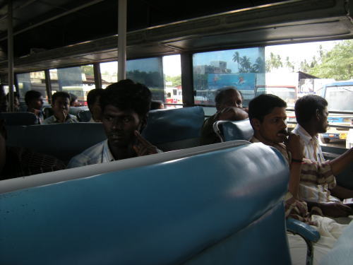 インドのバスはお客さんでいっぱい