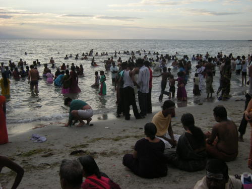 ラーメーシュワラムで沐浴する人たち