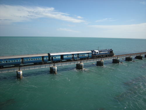 紺碧の海を走るインドの列車