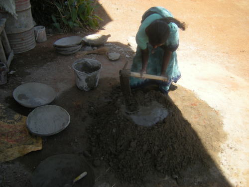 インドの女性はサリーを着て土木作業をします