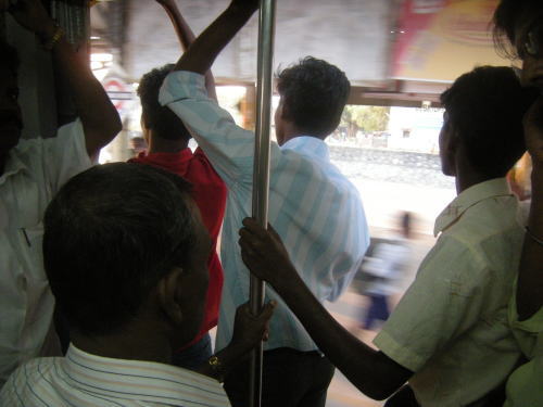 列車から身を乗り出すインドの若者たち