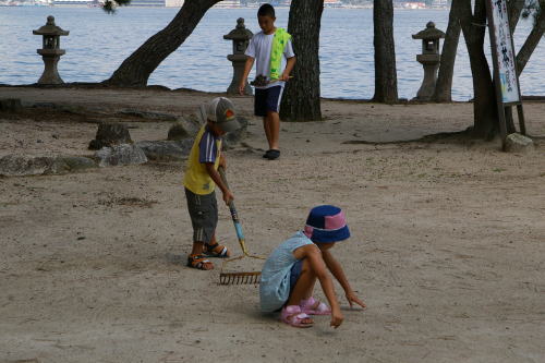 ちびっ子も砂浜の清掃をしています